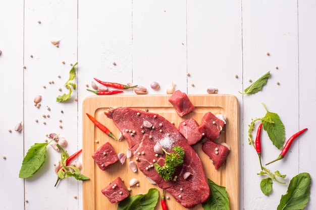 Carne cruda en el fondo de madera blanca