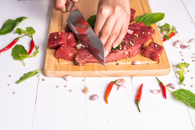 Carne cruda en el fondo de madera blanca