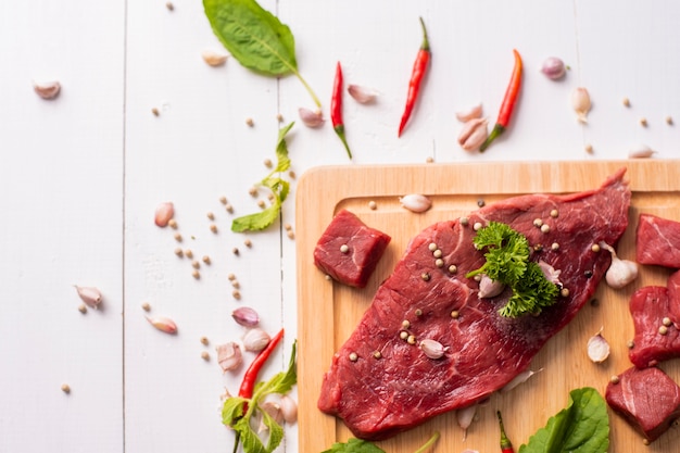 Carne cruda en el fondo de madera blanca