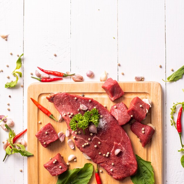 Carne cruda en el fondo de madera blanca