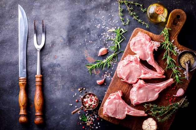 Carne Cruda Fresca De Cordero En El Hueso Especias Chesno Y Rosemary