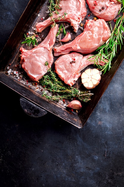 Carne Cruda Fresca De Cordero En El Hueso Especias Chesno Y Rosemary