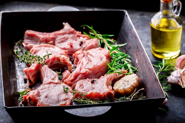 Carne Cruda Fresca De Cordero En El Hueso Especias Chesno Y Rosemary