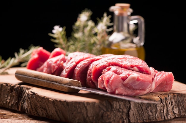 Carne cruda fresca en la mesa de madera antigua