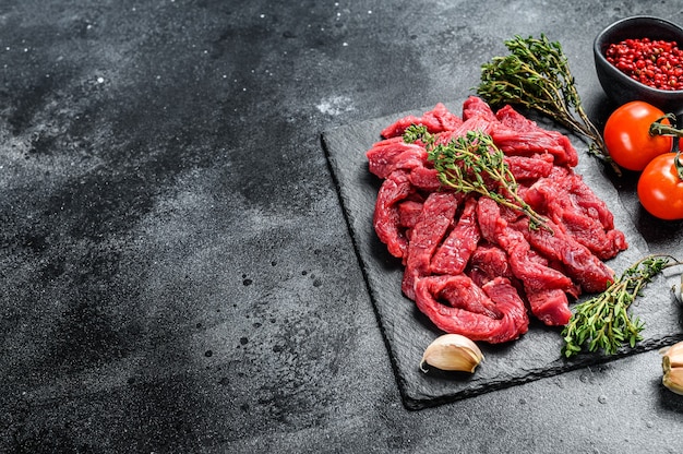 Carne cruda fresca sobre una tabla para cortar