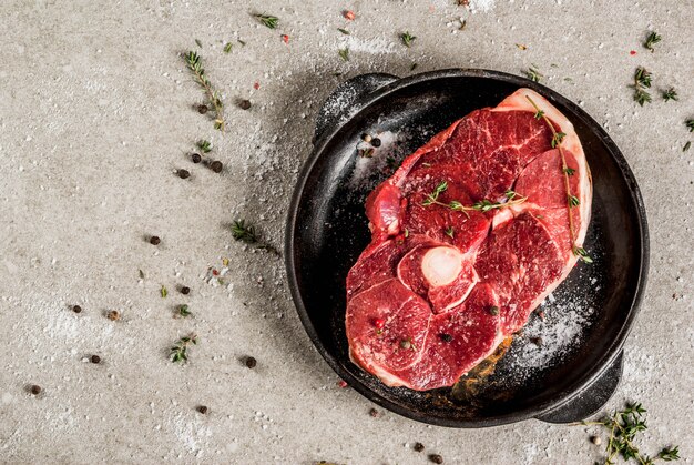 Carne cruda fresca. Un trozo de lomo de cordero, con hueso, con especias.