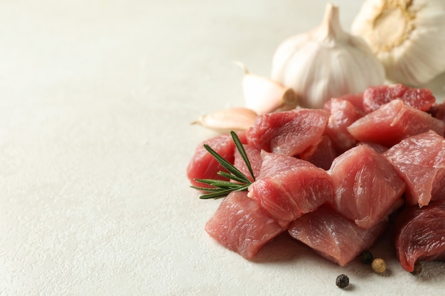 Carne cruda con hierbas y especias en textura blanca