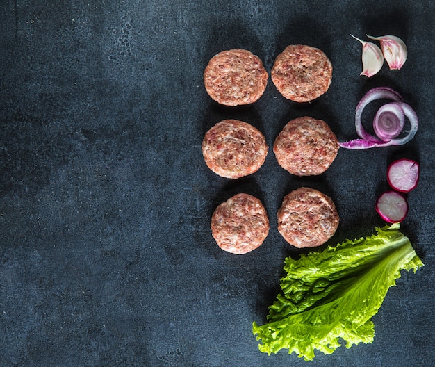 Carne cruda del kebab en espacio negro. Espacio libre. Vista superior.