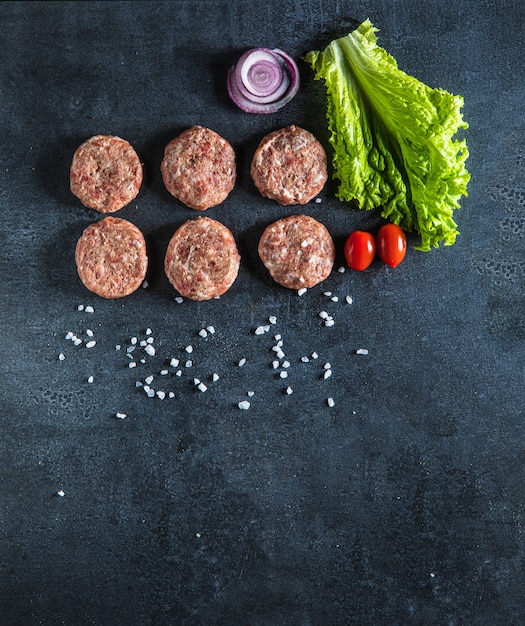 Carne cruda del kebab en espacio negro. Espacio libre. Vista superior.