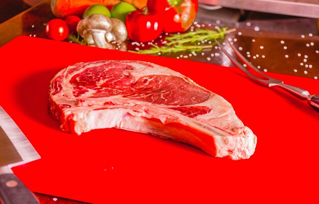 CARNE CRUDA LISTA PARA ASAR A LA PARRILLA EN UNA MESA