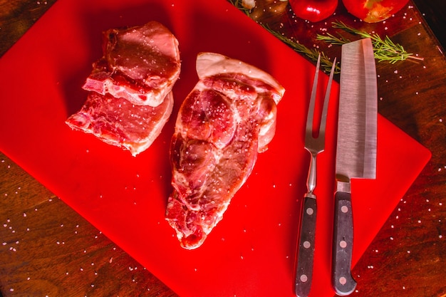 CARNE CRUDA LISTA PARA ASAR A LA PARRILLA EN UNA MESA