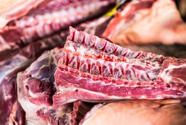 Carne cruda en el mercado callejero