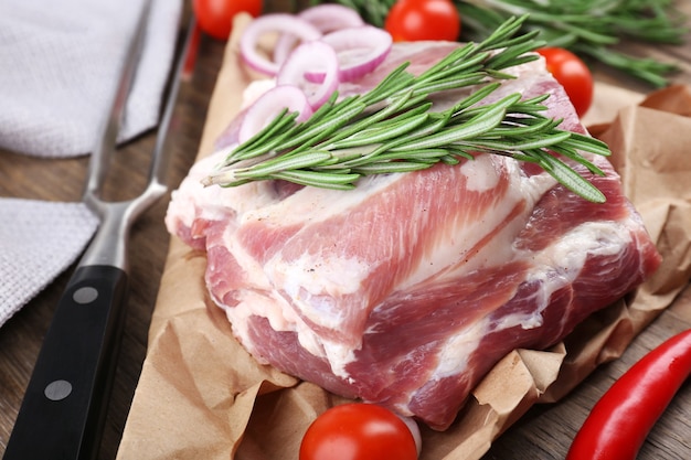 Carne cruda en mesa de madera, primer plano