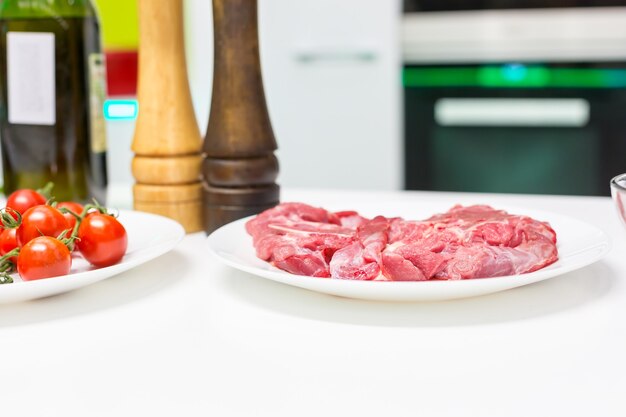 Carne cruda en la mesa