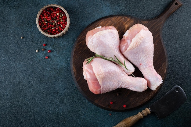 Carne cruda de muslos de pollo sin cocer con ingredientes para cocinar