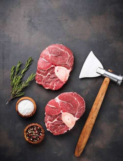 Carne cruda osso buco y carnicero hacha.