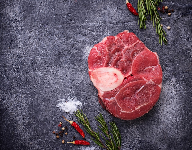 Carne cruda osso buco con especias.