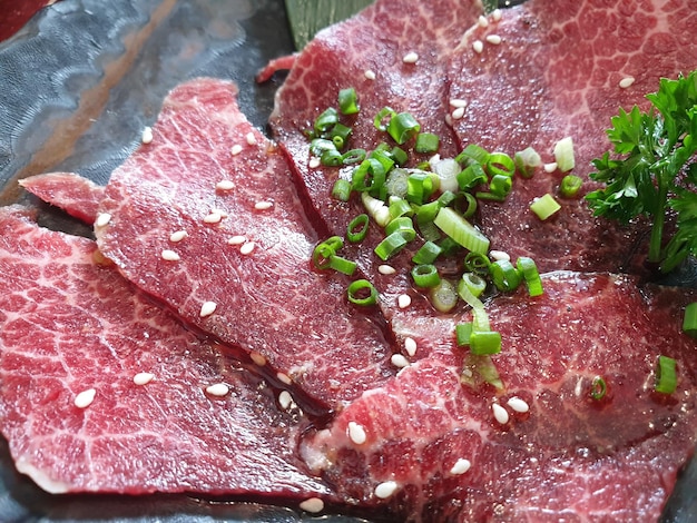 Carne cruda a la parrilla cocinando en parrilla wagyu