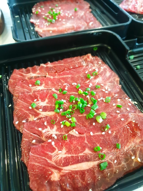 Carne cruda a la parrilla cocinando en parrilla wagyu