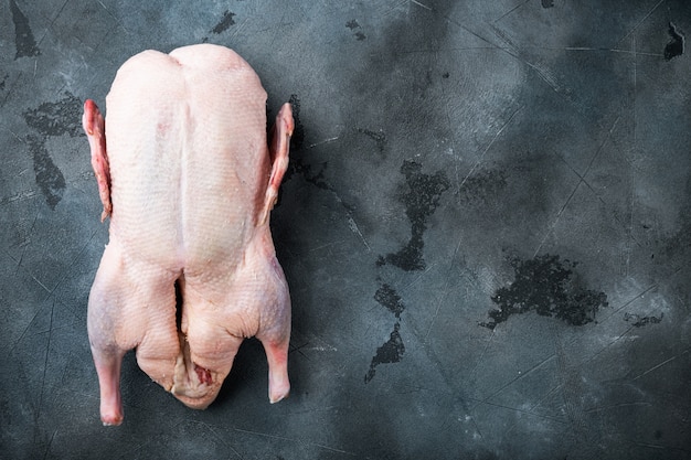 Carne cruda de patos silvestres sobre fondo gris