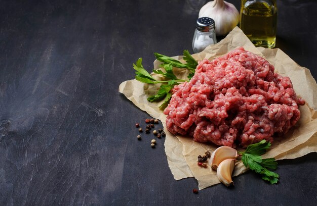 Carne cruda picada con aceite de oliva y ajo.