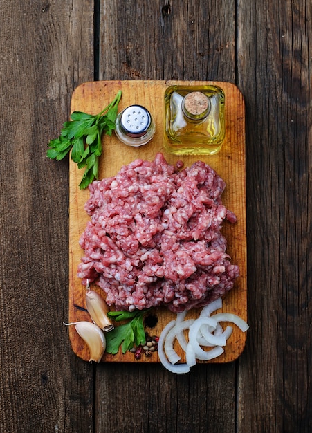 Carne cruda picada con aceite de oliva y ajo.