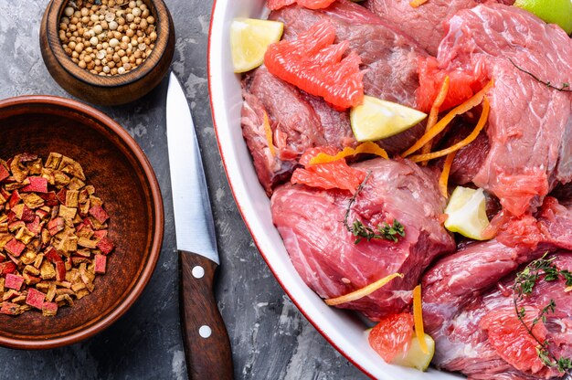 Carne cruda picada con cítricos.