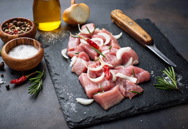 Carne cruda picada con especias sobre fondo oxidado