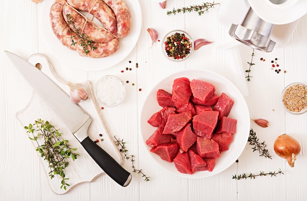 Carne cruda picada. El proceso de preparación de carne con una picadora de carne.