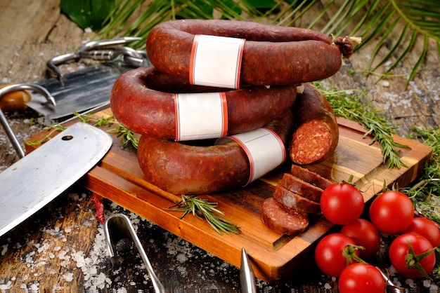 Foto carne cruda premium photo de salchicha de albóndigas de ternera fresca sobre fondo de madera