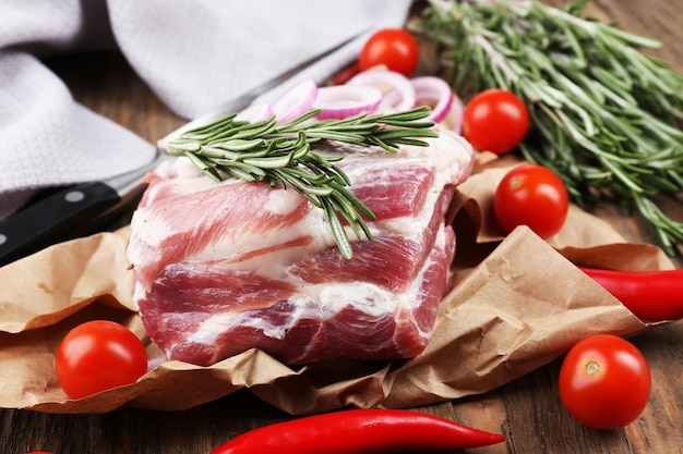 Carne cruda en primer plano de la mesa de madera