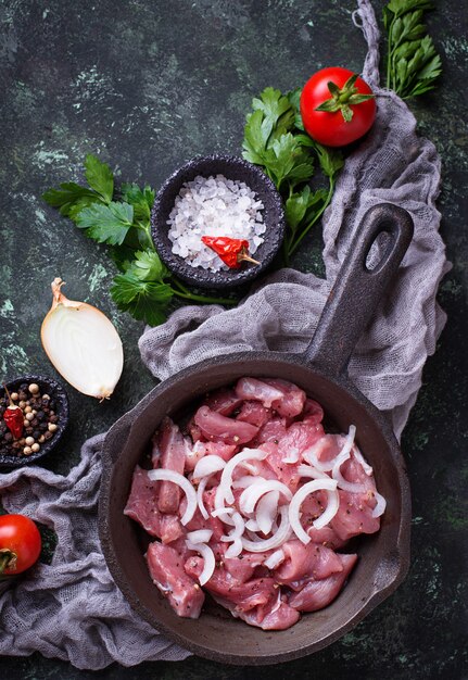 Carne cruda en rodajas lista para cocinar.