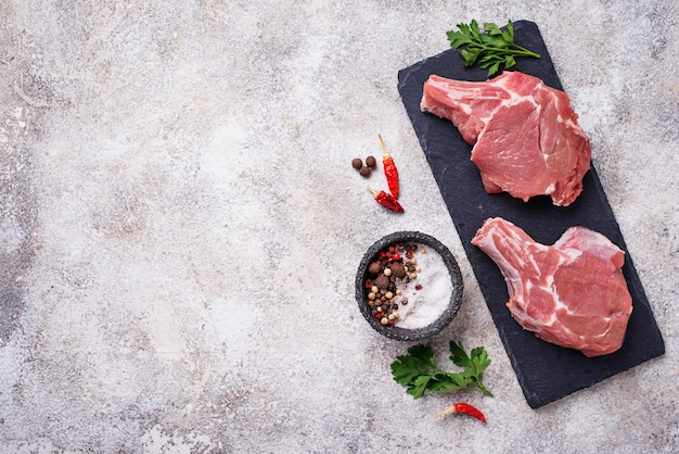 Carne cruda en tablero de pizarra