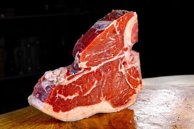 Carne cruda de ternera Angus contra filete de falda de rabadilla bistec de ternera picanha