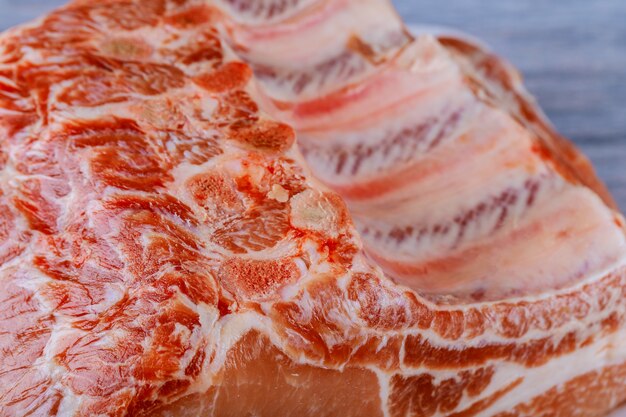Carne cruda de ternera con filetes de cerdo en carnicería