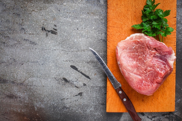 carne cruda, un trozo de carne de cerdo