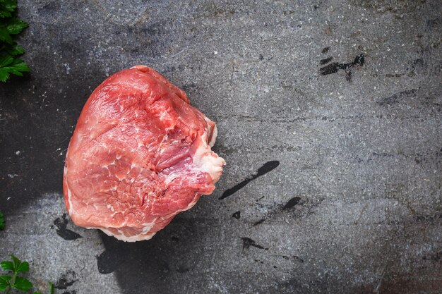 carne cruda, un trozo de carne de cerdo