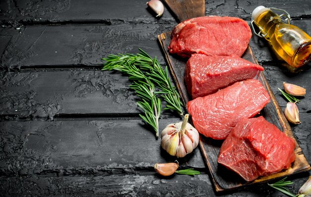 Carne cruda Trozos de ternera con ajo y romero