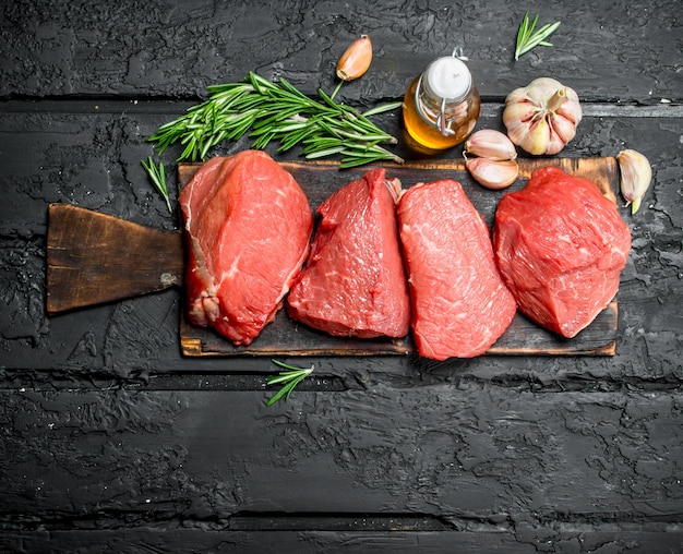 Carne cruda Trozos de ternera con ajo y romero