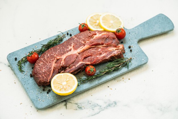 Carne cruda de vaca en la tabla de cortar