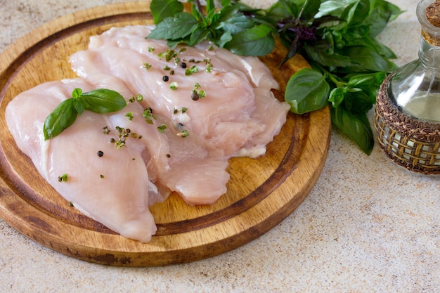 Foto carne cruda con verduras en una tabla para cortar