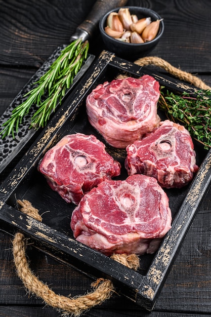 Carne de cuello de cordero cruda en una mesa de carnicero con cuchillo.