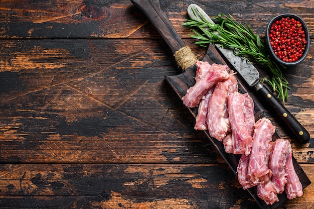 Carne de cuello de pollo en una tabla para cortar