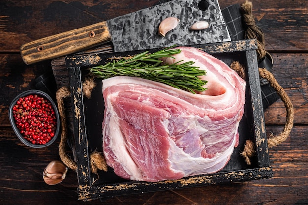 Carne de bacon cru de barriga de porco orgânica não cozida em uma placa de madeira com tomilho Fundo de madeira Vista superior