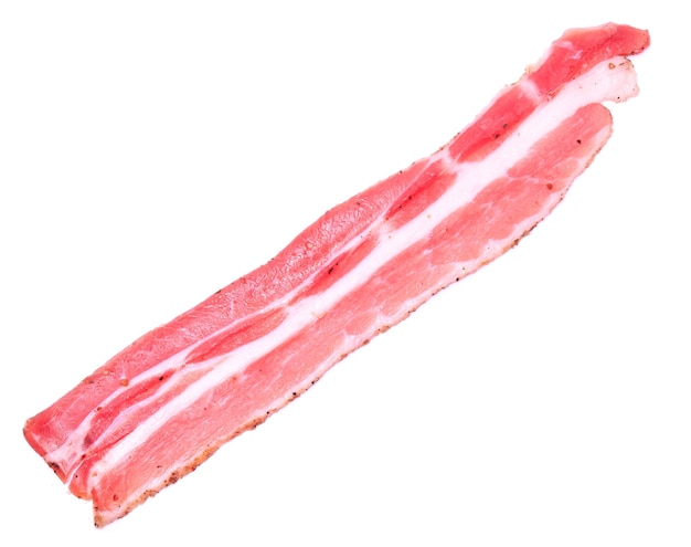 Carne de bacon orgânica isolada no fundo branco