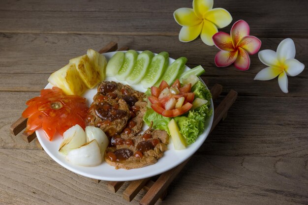 Carne de bife grelhada com salada de vegetais