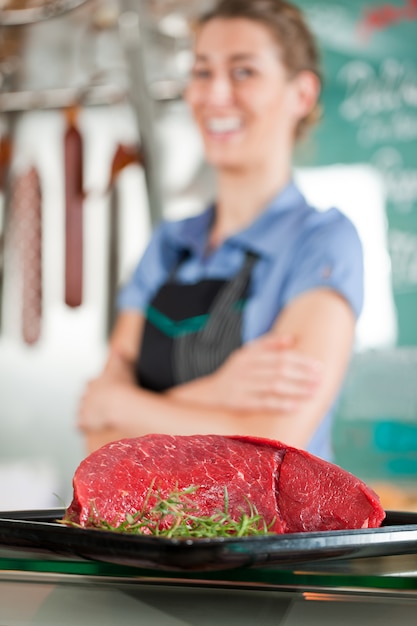 Foto carne de bovino com açougueiro