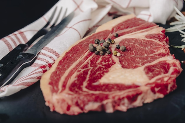 Carne de bovino crua em uma placa de madeira escura