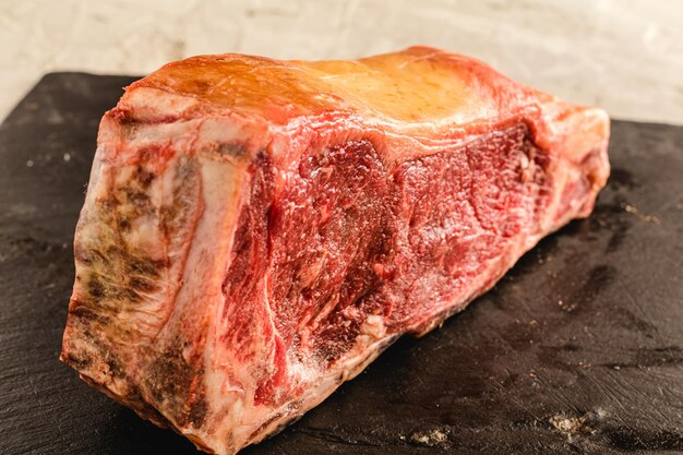 Foto carne de bovino crua envelhecida pronta para cozinhar chuleton rubia gallega