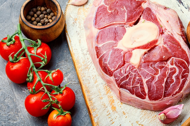 Foto carne de bovino crua na tábua